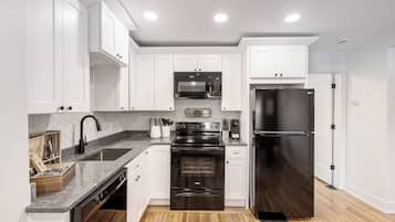 Refrigerador, microondas, horno y parrilla de estufa