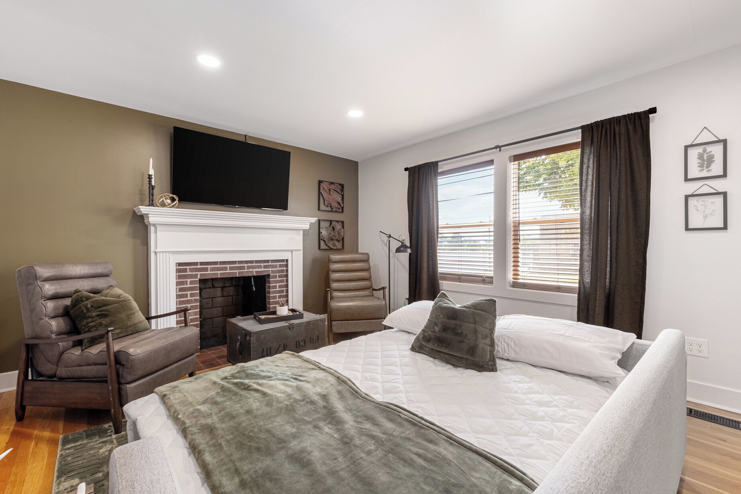 2 bedrooms, iron/ironing board, travel crib, free WiFi