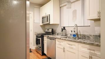 冰箱、微波炉、烤箱、炉灶