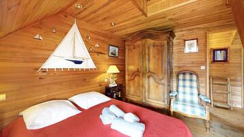 3 bedrooms, travel cot, free WiFi, bed sheets