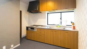 Fridge, microwave, stovetop, cookware/dishes/utensils