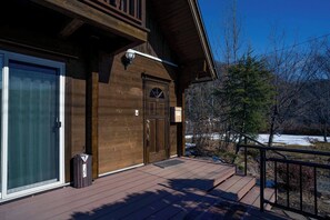 Exterior detail - Private cottage with natural hot springs and a dog / Kattagun Miyagi (Kattagun)