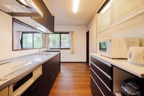 Fridge, microwave, stovetop, cookware/dishes/utensils - Re Start  Hot Spring Villa  Zao Sansuien Gaia Re / Kattagun Miyagi (Kattagun)