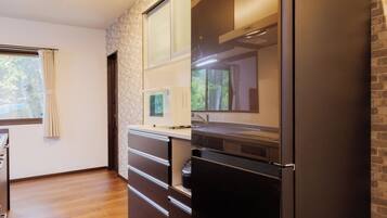 Fridge, microwave, stovetop, cookware/dishes/utensils