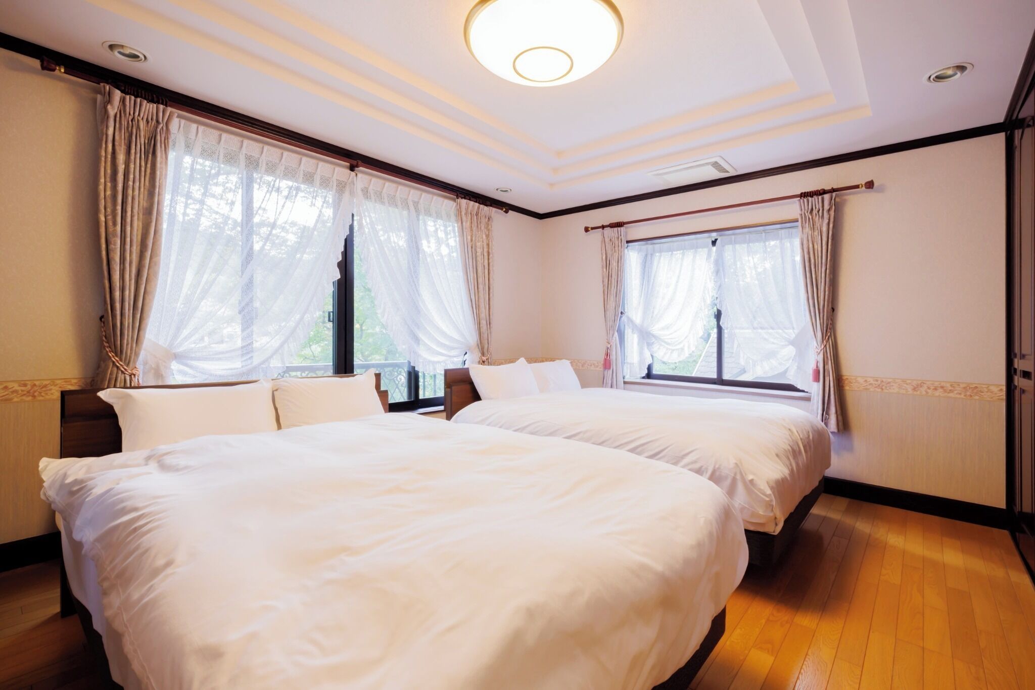 3 室のベッドルーム、デスク、WiFi (無料)、ベッドシーツ