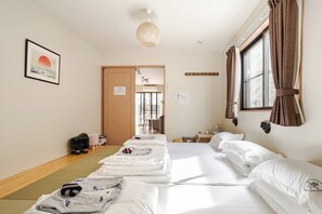 2 bedrooms, desk, iron/ironing board, free WiFi - Direct access to NaritaHaneda airports convenient tourist base modern Japanese style private hous / Katsushika-ku Tokyo (Katsushika-ku)