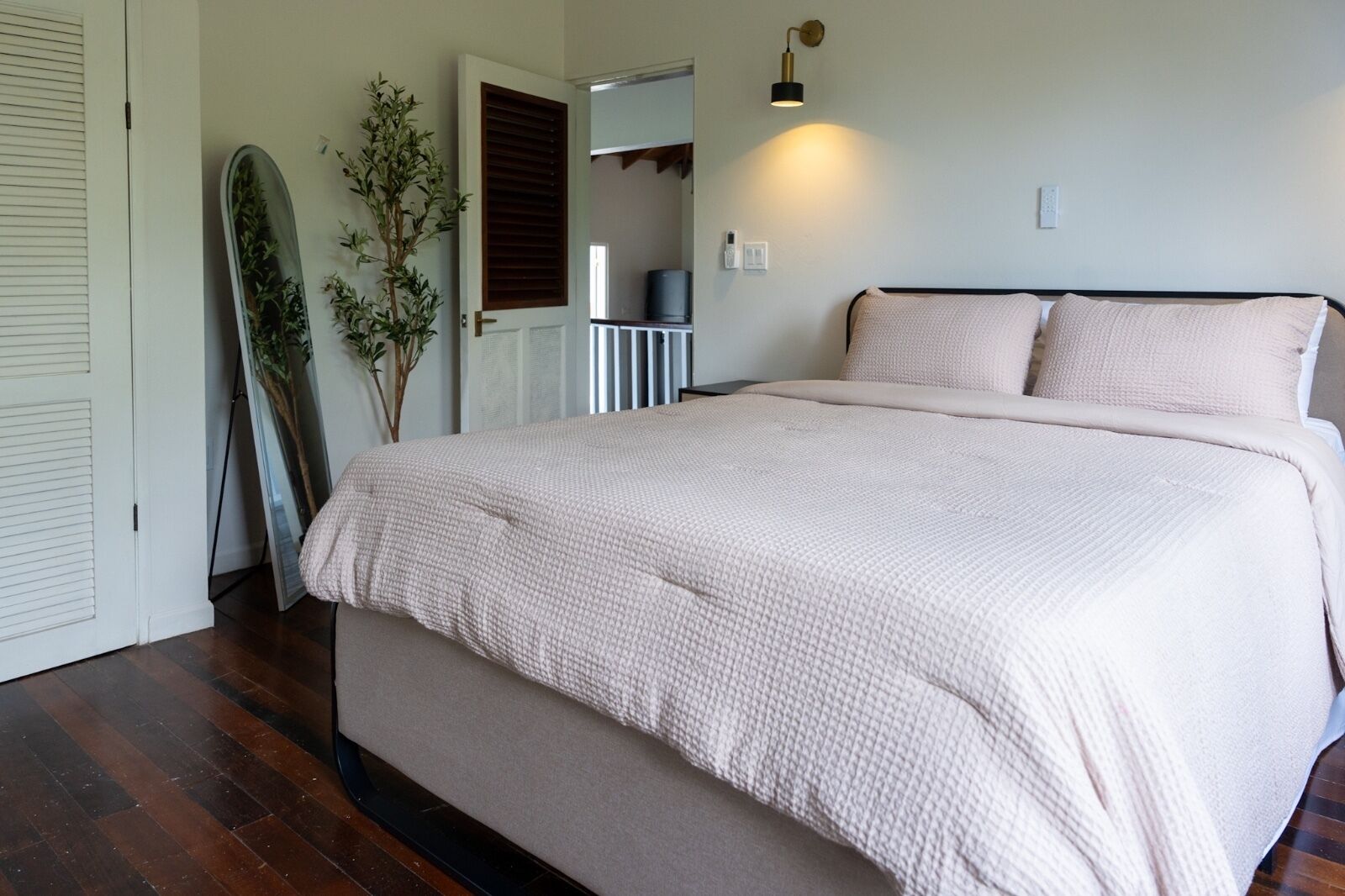2 bedrooms, in-room safe, iron/ironing board, free WiFi