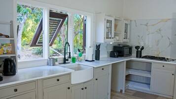 Jääkaappi, mikroaaltouuni, uuni, liesi