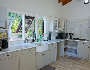 Réfrigérateur, micro-ondes, four, plaque de cuisson