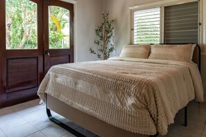 2 chambres, coffres-forts dans les chambres, fer et planche à repasser