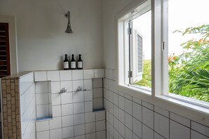 Dusj, hårføner, håndklær og såpe