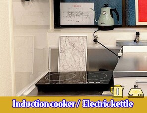 Jääkaappi, mikroaaltouuni, liesi, keittoastiat/astiat/ruokailuvälineet