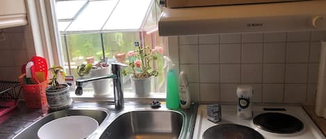 冷蔵庫、電子レンジ、オーブン、コンロ