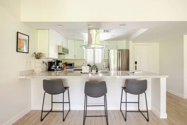 Réfrigérateur, micro-ondes, four, plaque de cuisson