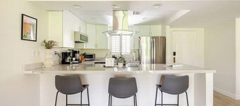 Fully stocked 1-bedroom condo with AC, King bed, patio, pool/hottub access