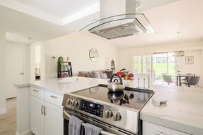 Fridge, microwave, oven, stovetop - Fully stocked 1-bedroom condo with AC, King bed, patio, pool/hottub access  (Palm Desert)