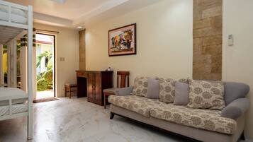 Deluxe Suite, Kitchen, Garden View | Living area