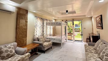 Deluxe Suite, Kitchen, Garden View | Living area