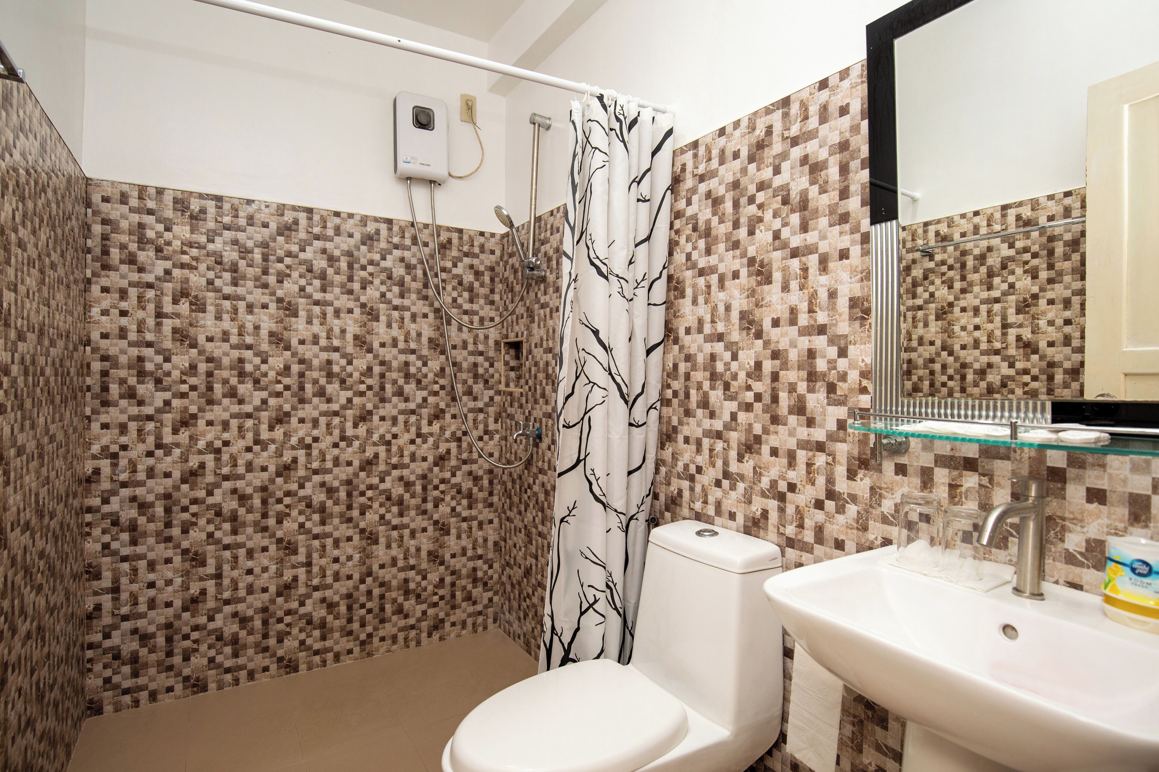 Un baño con ducha, inodoro y lavamanos.