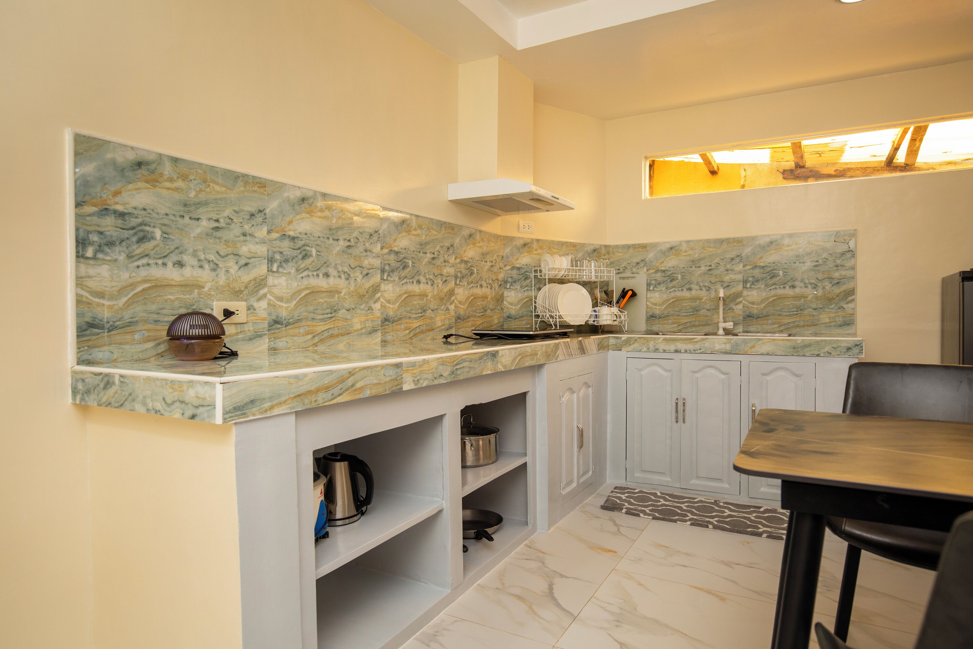 Deluxe Suite, Kitchen, Garden View | Private kitchen