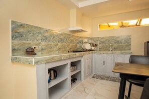 Suite Deluxe, cuisine, vue jardin | Cuisine privée