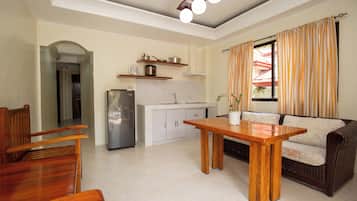 Family Suite, Garden View | Living area