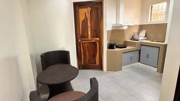 Basic Studio, Garden View | Private kitchen