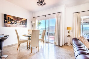 Télévision, cheminée, chaîne hi-fi