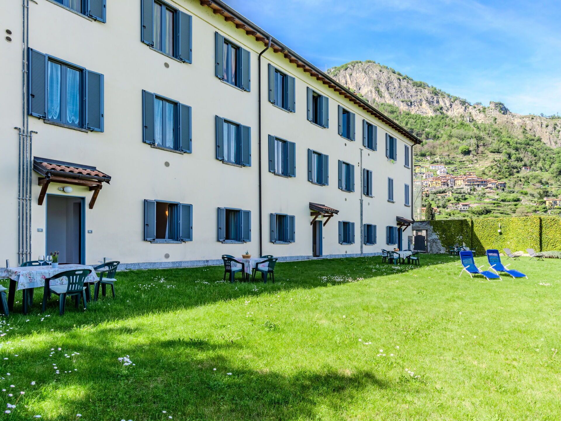 Plante, Ciel, Propriété, Fenêtre, Bâtiment, Bleu Azur, Nuage, Lot Terre, Design Urbain, Herbe