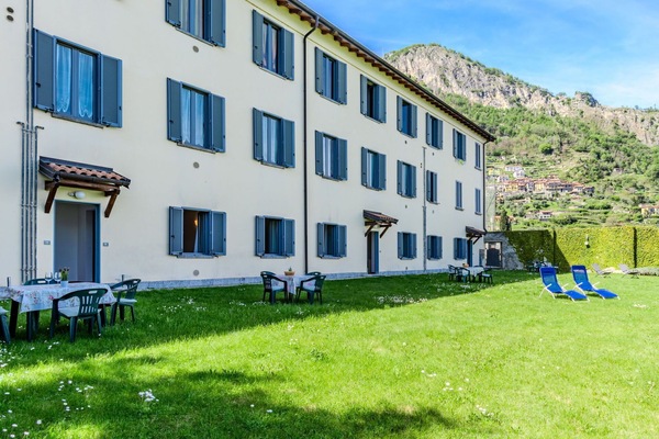 Plante, Ciel, Propriété, Fenêtre, Bâtiment, Bleu Azur, Nuage, Lot Terre, Design Urbain, Herbe