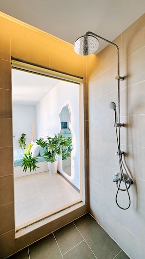 Apartamento econômico, 1 quarto, sacada | Banheiro | Chuveiro, ducha de hidromassagem, secador de cabelo, chinelos