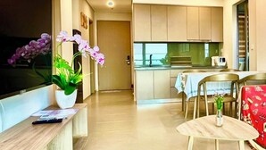 Une cuisine moderne dotée d’appareils électroménagers intégrés et d’un coin repas avec une table ronde et des chaises.