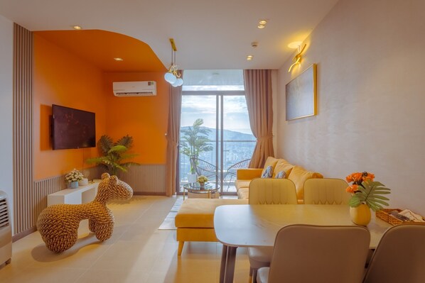 Economy appartement, 1 slaapkamer, balkon | Woonruimte | Een 45-inch flatscreentelevisie met kabelzenders en betaalfilms