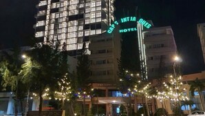 Un hôtel à plusieurs étages, doté d’une enseigne lumineuse comprenant les inscriptions « CSJ Tower » et « Gaps Intia Hotel ».