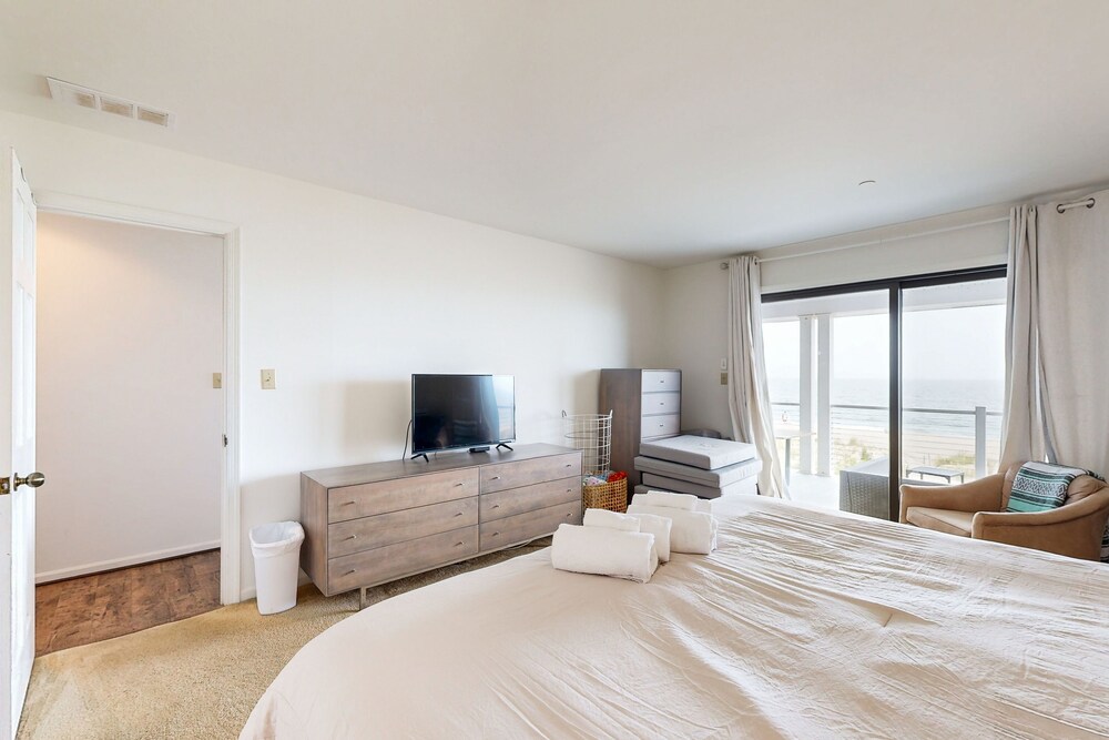 Town of Dewey Beach Condo w/balcony, walk to beach Dewey Beach Vrbo