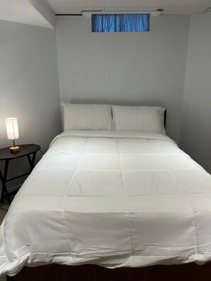 2 bedrooms, WiFi, bed sheets - Grapeview Lower Level Apartment (St. Catharines)