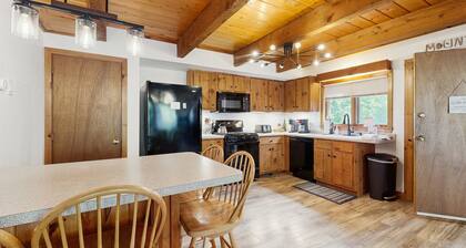 Family-Friendly Home close to local attractions: AC & Shared Pool/Tennis Courts
