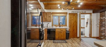 Family-Friendly Home close to local attractions: AC & Shared Pool/Tennis Courts