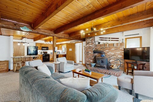 Family-Friendly Home close to local attractions: AC & Shared Pool/Tennis Courts