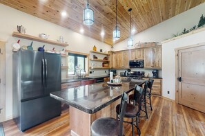 Fridge, microwave, oven, stovetop - Spacious home with private hot tub, secluded, free WiFi (Deadwood)