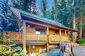 Exterior detail - Family-friendly ski cabin with private hot tub, mountain and slope views, Wifi (Snoqualmie Pass)