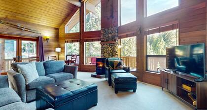 Family-friendly ski cabin with private hot tub, mountain and slope views, Wifi