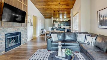 Televisión y chimenea