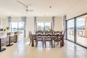 Deluxe House, Lake View | Dining room