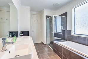 Hus Deluxe - sjöutsikt | Badrum