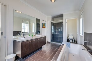 Deluxe House, Lake View | Bathroom