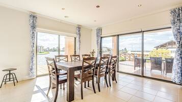 Deluxe House, Lake View | Dining room