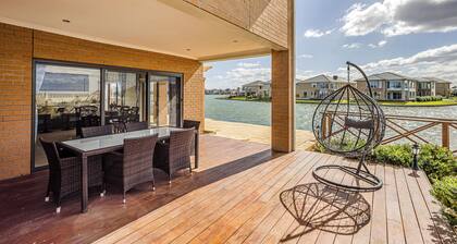StayAU 5BR Lakefront Escape Point Cook