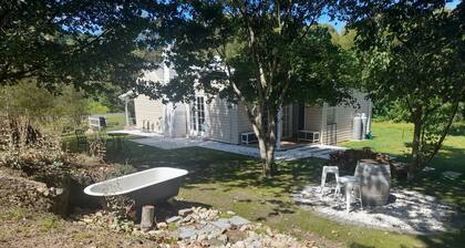Charming 1 bedroom country cottage in historical town of Rydal.