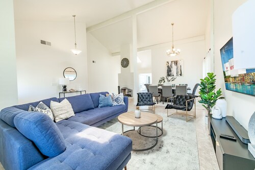 Modern Beach Retreat- King Beds